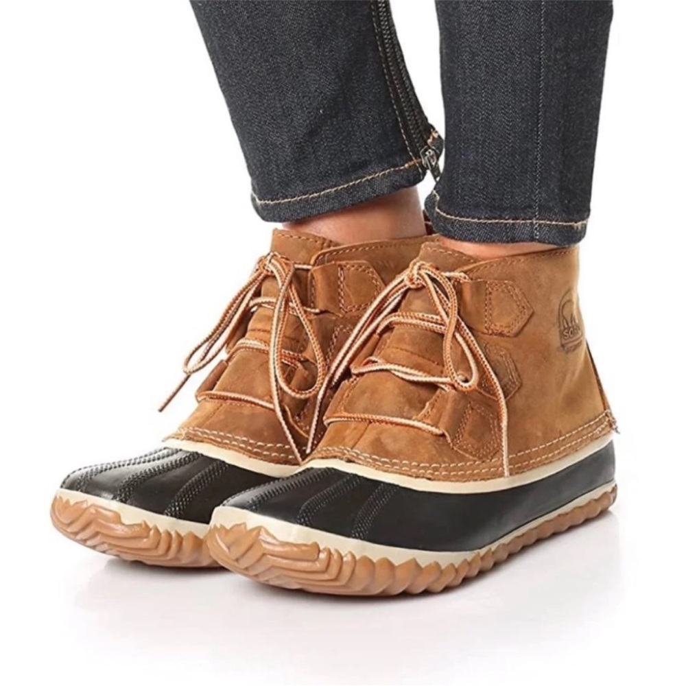 Sorel out and about Tan and Black Duck Boots Women’s sz 8